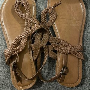 Summer braided thong sandal used 9.5